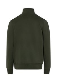 Dunkelgrüner Pullover mit hohem Kragen, gerippten Bündchen und glatter Textur. Verfügt über ein klares, schlichtes Design ohne Verzierungen.