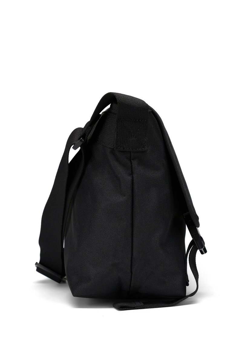 Sac d'épaule en tissu noir à forme structurée, avec une sangle ajustable et des ferrures latérales. Extérieur texturé sans motifs visibles.