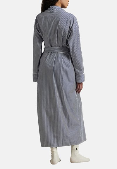 Μακριά ριγέ ρόμπα σε μπλε και λευκό, με γιακά σε στυλ εσάρπας, μακριά μανίκια και ζώνη με κορδόνι. Υφή υφάσματος με κάθετες ρίγες.