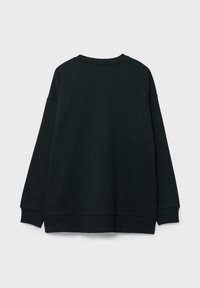 Čierna mikina s okrúhlym výstrihom, spustenými ramenami a rebrovanými manžetami. Má hladký, textúrovaný povrch. Zobrazený zadný pohľad.