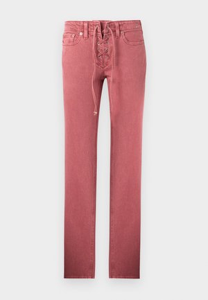 Rosa jeans med høyt liv og rette bein, snøring foran og femlommedesign på ensfarget bakgrunn.