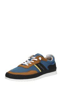 Sneaker met een blauwe mesh bovenkant, voorzien van bruine en zwarte leren accenten, witte veters en een witte zool. Merken op de zijkant in het zwart.