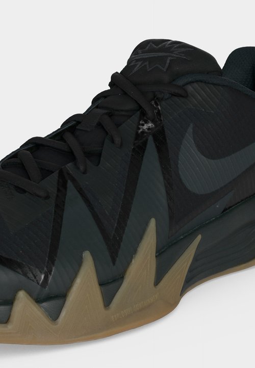 Nike ST DYNAMITE UNISEX - Basketball shoes - black/black/dark smoke grey/light brown — photo 7