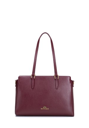 Bolso de mano de cuero rojo oscuro con dos asas para el hombro y logo metálico dorado en el frente sobre fondo blanco.