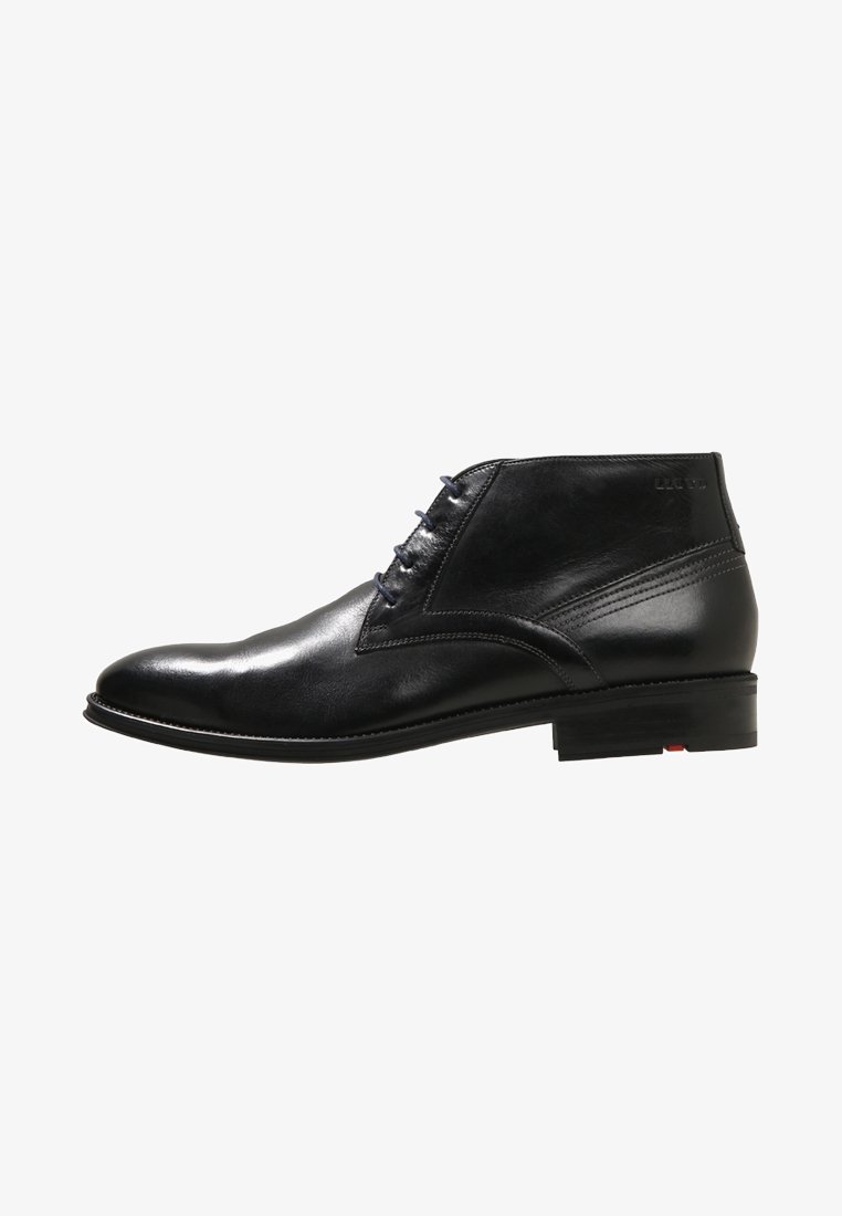 Bottine homme en cuir noir avec lacets, finition lisse et talon bas, vue du côté extérieur.