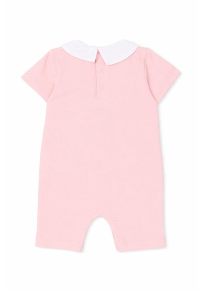 Lyserød babydragt med korte ærmer, hvid Peter Pan-krave og to knapper på ryggen for nem påklædning.