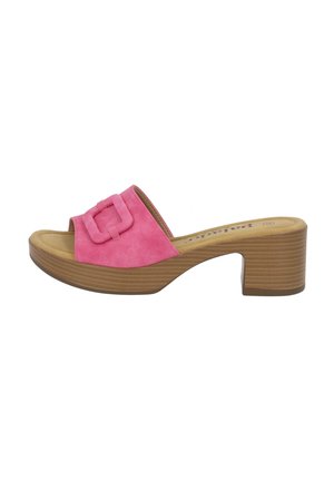 Sandali slip-on in suede rosa con una larga fascia e un dettaglio con fibbia quadrata. Presentano una piattaforma e un tacco a blocco in marrone texturizzato.