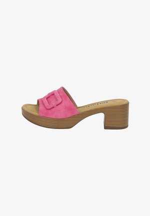 Sandali slip-on in suede rosa con una larga fascia e un dettaglio con fibbia quadrata. Presentano una piattaforma e un tacco a blocco in marrone texturizzato.