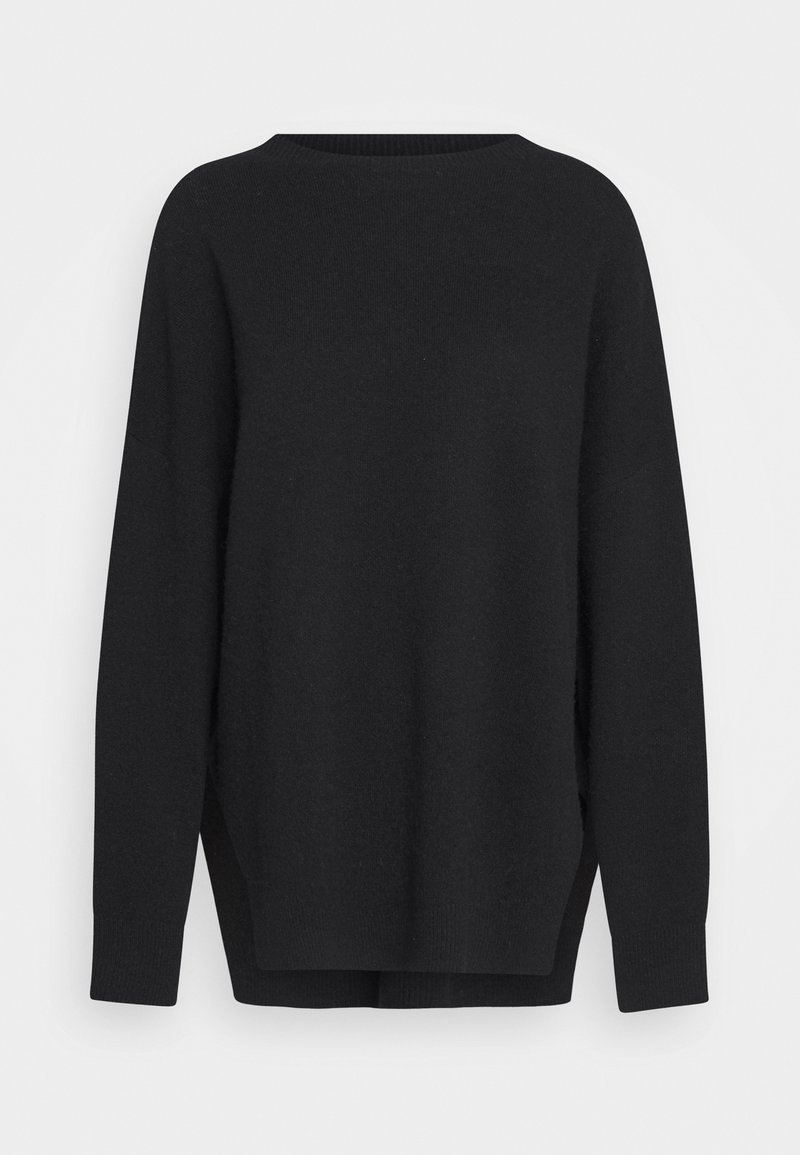 Sweater de malha preta com decote redondo, mangas longas, fendas laterais e um corte descontraído. Textura suave, detalhes mínimos e cor sólida.