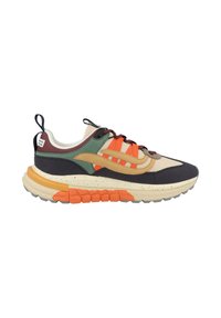 Sneaker multicolore con un mix di materiali beige, verde, arancione e blu navy. Suola grossa con motivi texturizzati e accenti in tessuto.