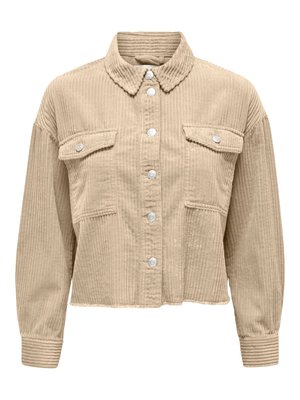 Chaqueta beige de pana con cierre de botones, dos bolsillos con solapa y botones en el pecho, mangas largas y cuello clásico.