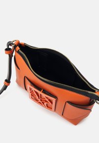 Armani Exchange WOMANS SHOULDER - Torbica - mandarin