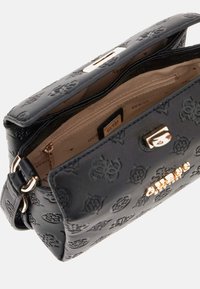 Borsa a spalla in pelle nera texture con motivi a logo impressi, hardware dorato e interno beige con tasca con zip.