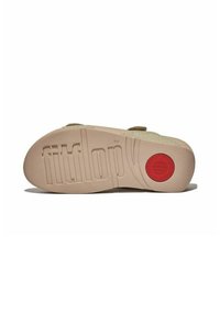 Suela de sandalia con un acabado texturizado beige, que presenta un logo de "fitflop" elevado, un acento circular rojo y un patrón de banda de rodadura curvado y contorneado.