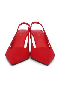 Scarpe slingback rosse con punta affusolata, in tessuto liscio e con lati intagliati; dotate di suole nere e di un logo discreto all'interno.