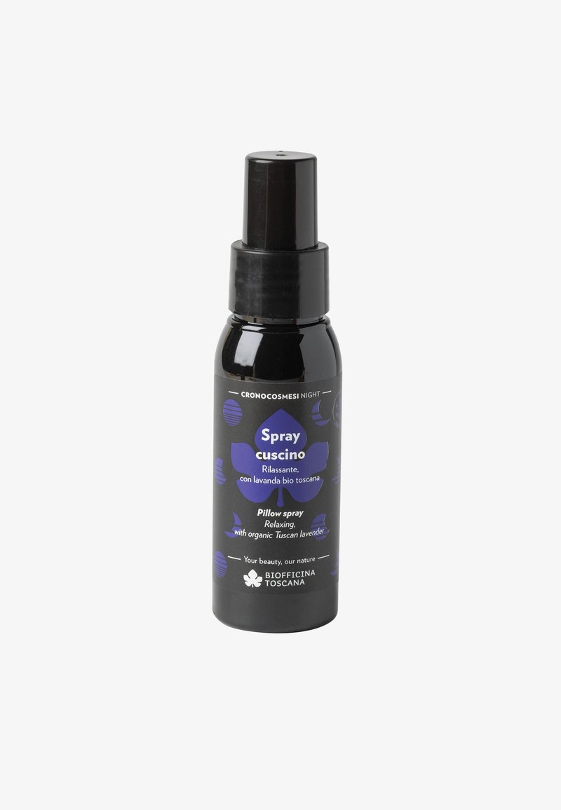 Bottiglia spray nera con pompa, dotata di un'etichetta blu scuro e testo riguardante uno spray rilassante per cuscini con lavanda toscana.