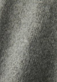 Tissu tricoté gris avec une texture subtile, présentant des nuances variées pour plus de profondeur. Le matériau semble doux et semblable à de la laine, adapté aux vêtements.