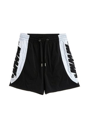 Pantalones cortos deportivos negros con paneles laterales anchos blancos con texto negro en negrita, cintura elástica y cordones delanteros.