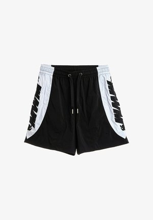 Pantalones cortos deportivos negros con paneles laterales anchos blancos con texto negro en negrita, cintura elástica y cordones delanteros.