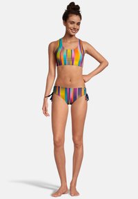 Ensemble de bikini à rayures colorées comprenant un haut court et un bas assorti avec des côtés à nouer réglables. Fabriqué en matière extensible et lisse.