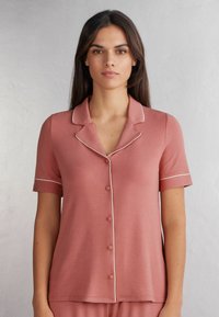 Intimissimi KURZÄRMELIGES, VORNE OFFENES - Pyžamový top - pink