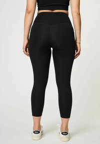 Girlfriend Collective POCKET HIGH-RISE 7/8 - Leggingek - black
