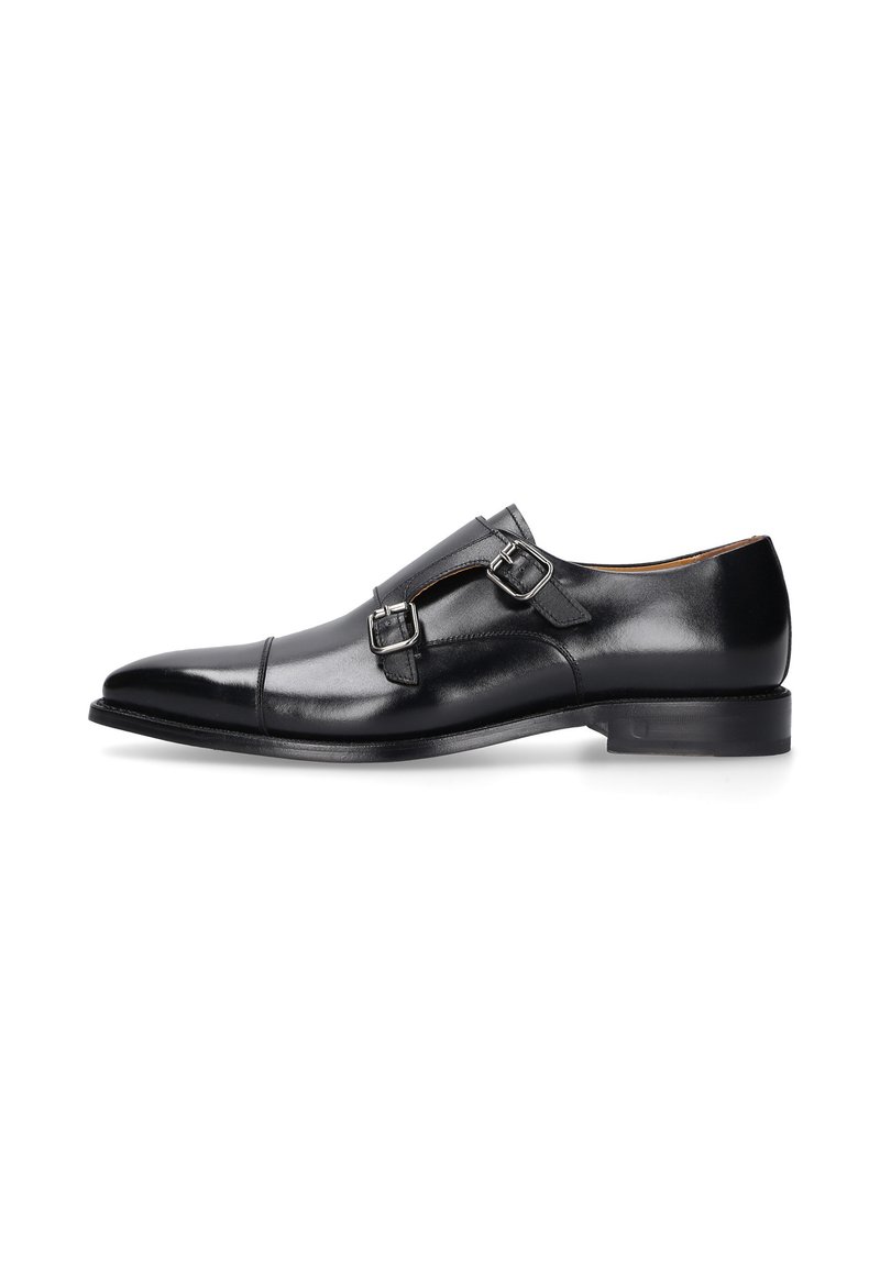 Zwarte leren dubbele monk strap schoen met een puntige neus, gladde textuur, zilveren gespen en een lage hak. Bevat dubbele stiksels.