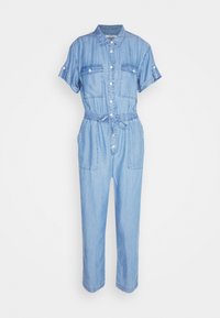 Ljusblå denimkortärmad jumpsuit med framknappar, bröstfickor, dragsko i midjan och sidofickor på en vit bakgrund.
