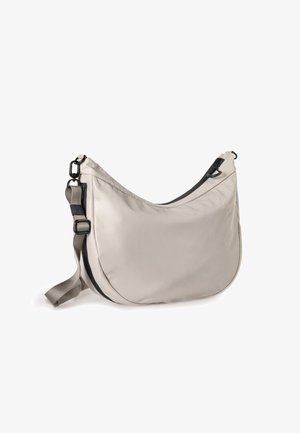 Borsa a spalla grigia chiara realizzata in materiale liscio e resistente all'acqua. Design curvo, tracolla regolabile e dettagli in cerniera nera ben visibili.