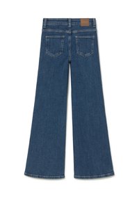 Jeans de denim de pierna ancha en azul oscuro, con una cintura de altura media, cinco bolsillos y una etiqueta de cuero de la marca en la parte trasera. Textura suave.
