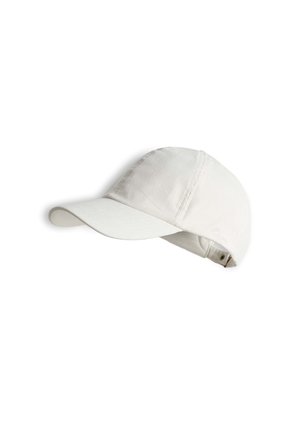 Witte katoenen baseballpet met gebogen klep en verstelbare band aan de achterkant op een witte achtergrond.