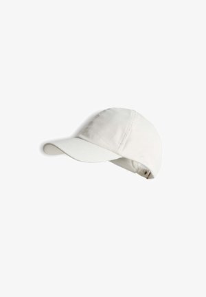 Weiße Baumwoll-Baseballkappe mit gebogenem Schirm und verstellbarem Riemen hinten vor weißem Hintergrund.