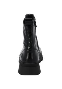 Botín negro de cuero hasta el tobillo con un acabado brillante, que presenta un zipper lateral y una suela gruesa y texturizada para mayor agarre.