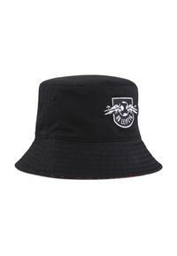 Chapeau seau noir en tissu avec une texture côtelée, arborant un logo brodé RB Leipzig en blanc et un intérieur à motif rouge.