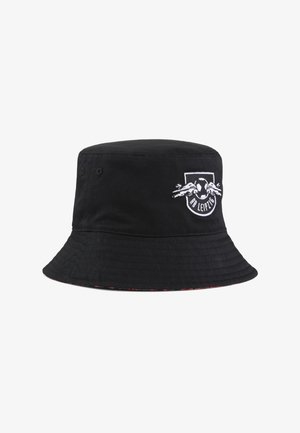 Chapeau seau noir en tissu avec une texture côtelée, arborant un logo brodé RB Leipzig en blanc et un intérieur à motif rouge.