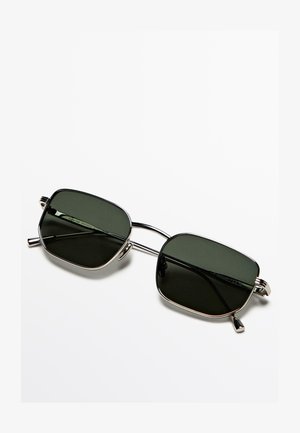 Occhiali da sole rettangolari neri con lenti verde scuro, montatura metallica argento, design a doppio ponte e aste sottili con piccoli dettagli.