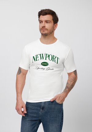 Witte katoenen t-shirt met ronde hals, voorzien van groene grafische print "NEWPORT 1957" en de tekst "Beach Club Sporting Goods". Casual pasvorm.