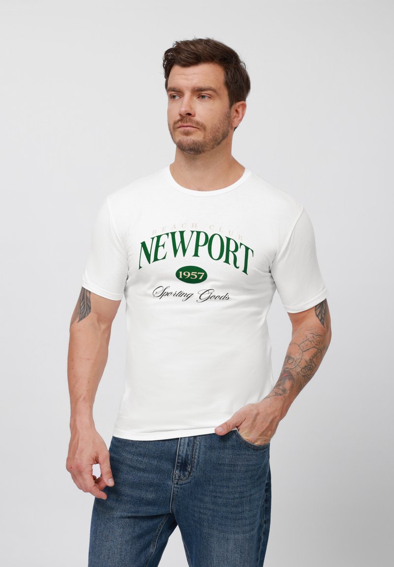 Hvid bomulds t-shirt med rund hals, med grøn "NEWPORT 1957" grafikprint og teksten "Beach Club Sporting Goods". Casual pasform.