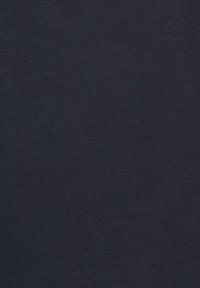 Primo piano di tessuto blu navy con trama sottile e leggere variazioni di sfumatura, che suggeriscono un materiale morbido.