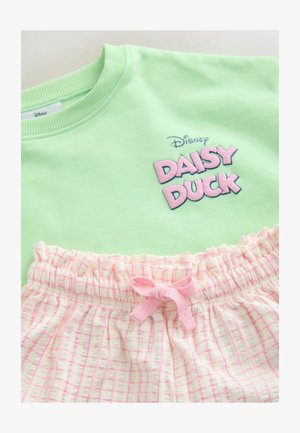Hellgrüner Pullover mit der Aufschrift "Daisy Duck" in pinkem Text. Weiße Shorts mit pinkem Gitternetzmuster und einer pinken Schleife am Bund.