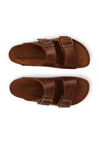 Braune Leder-Sandalen mit zwei verstellbaren Schnallenriemen, glattem Obermaterial, weichem Fußbett und flacher Sohle mit abgerundetem Zehendesign.