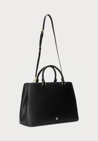 Črna usnjena torbica z dvema zgornjima ročajema, odstranljivo ramo in zlatimi detajli. Strukturirana oblika z rahlo teksturo.