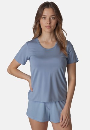 Lichtblauw T-shirt met korte mouwen en bijpassende shorts, gemaakt van zachte stof, met een ronde halslijn en een relaxed fit. Gladde textuur, geen zichtbare patronen.