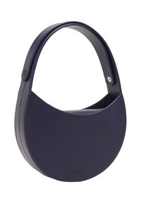 Rund formad marinblå handväska med bred rem och tryckknappsstängning, slät textur, minimalistisk design.