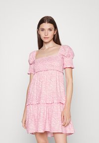 Vestido rosa com mangas curtas bufantes, decote quadrado e babados em camadas. Apresenta um padrão ondulado com tecido texturizado.