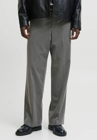 Gray tailored trousers with a straight leg design, featuring a fine texture, and paired with black leather shoes.