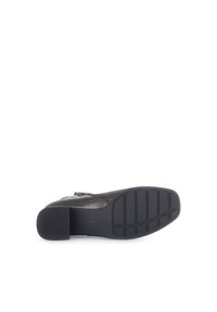 Schwarzer Lederschuh mit runder Zehe und niedrigem Absatz. Strukturierte Gummisohle mit einem gemusterten Profil. Verfügt über einen seitlichen Reißverschluss.