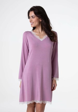 Dressing gown rosa con maniche lunghe, scollo a V e ornamento in pizzo all' seno e ai polsini. Tessuto morbido con una vestibilità comoda.