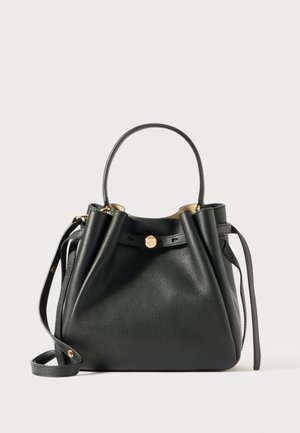 Mustaga tekstuuriga nahast käsikäitsetasku, eraldatav õlarihm ja kuldne nupulahendus ees.