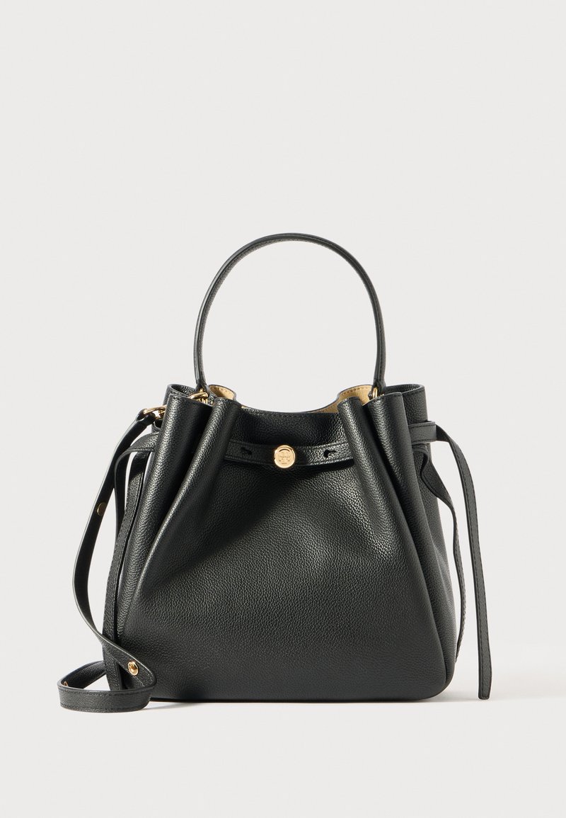 Črna usnjena torbica z zgornjo ročajko, snemljivim ramenskim trakom in zlatim gumbom zaponko na sprednji strani.